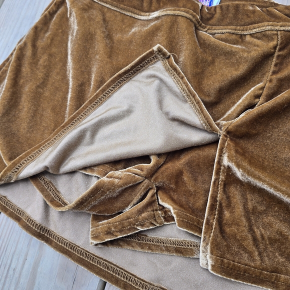 Urban Outfitters Rust Velvet Mini Skort with Front Side Pleat, Size Medium - Picture 4 of 6